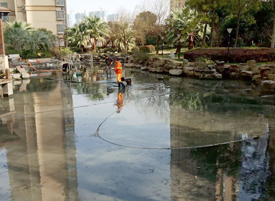 佛罗镇景观池淤泥清理