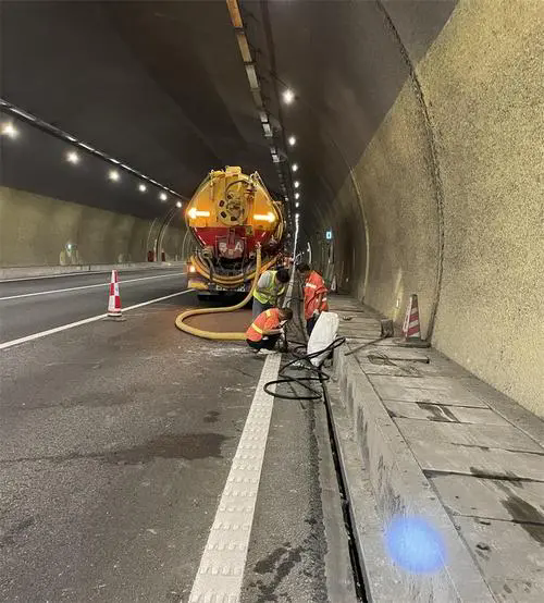 佛罗镇隧道排水渠清淤